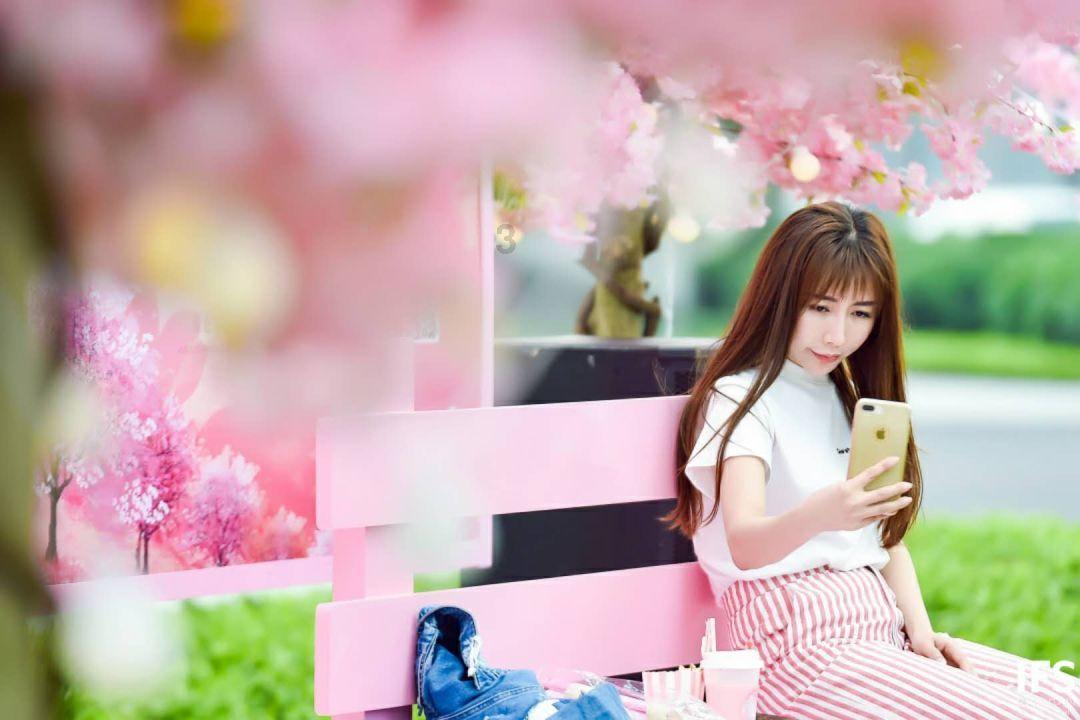 小萌妹的甜美装扮